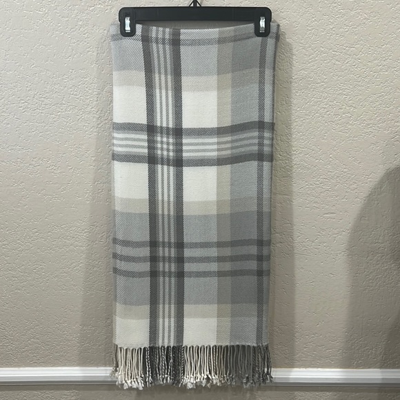 Pottery Barn Bedding Preowned Pottery Barn Plaid Throw Poshmark